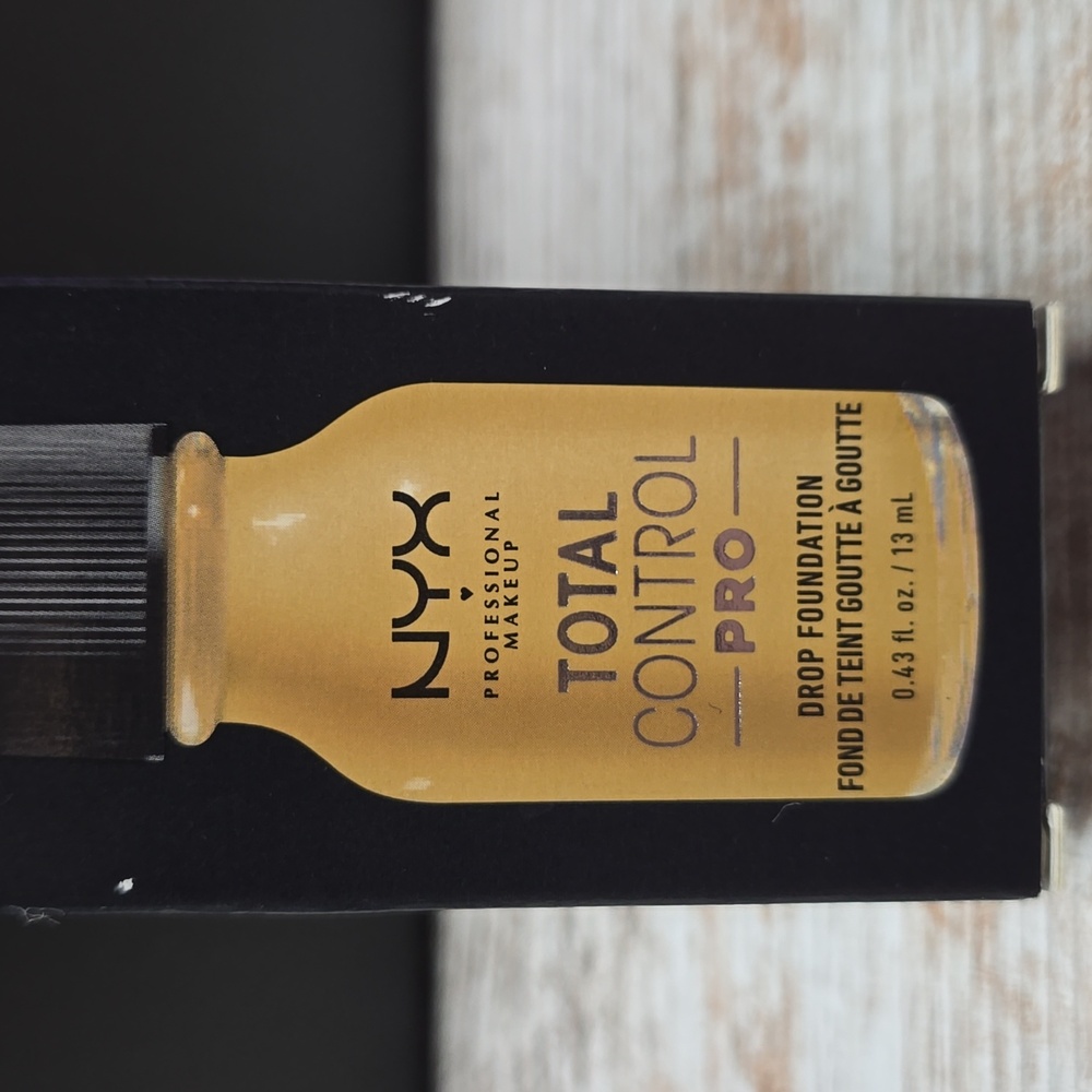 NYX Total Control Pro Foundation - Beige - Picture 2 of 7